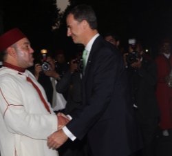Sus Majestades los Reyes reciben el saludo del Su Majestad el Rey de Mohamed VI a su llegada al Palacio Real de Rabat, para asistir a la cena ofrecida